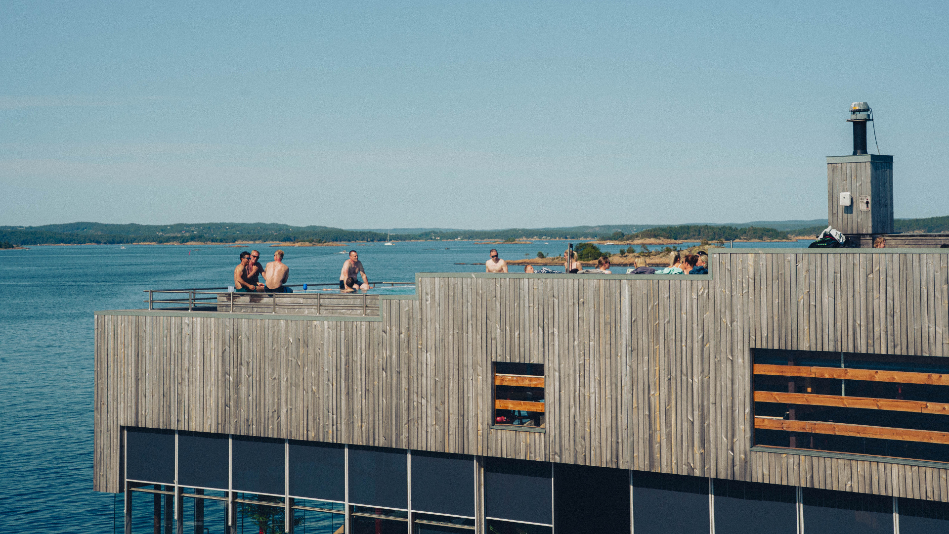 Edholmen Pool Club med solsenger ved sjøen